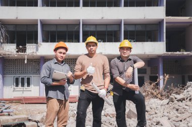 Yıkım kontrol şefi ve müteahhit binayı yıkıyor..