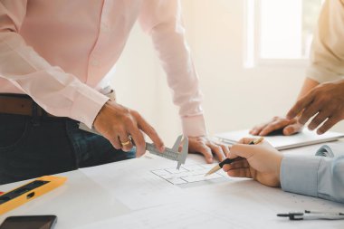 Ofiste birlikte çalışan kendine güvenen bir mimar ekibi. Sonra da masa başında yeni bir başlangıç projesi hakkında tartışıyorlar. Mimar, mühendisle ofisteki proje, mimari konsept hakkında görüştü.