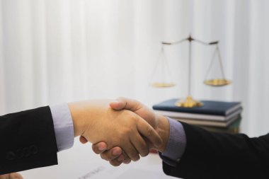 Avukat davadaki istişareyi tamamladıktan sonra müşteriyle tokalaştı..