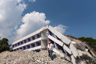 Tableti tutan mühendis yıkımı kontrol ediyor, binayı yıkıyor..