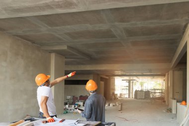 İnşaat alanında birlikte çalışan kendine güvenen bir mimar ekibi. Yeni bir başlangıç projesi hakkında tartışıyorlar. Mimar mühendisle proje hakkında konuştu. Mimari konsept.