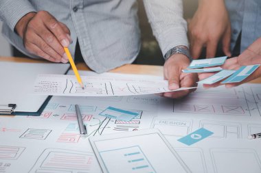 UX ya da UI tasarımcıları akıllı telefon uygulama düzeni prototip projeleri üzerinde tasarım yapıyorlar.