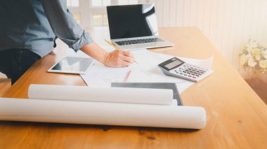 Taslak, mimari konsept üzerine yazan bir mimar veya mühendis.