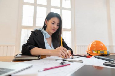 Ofisteki proje üzerinde çalışan kadın mimar..