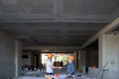 İnşaat alanında birlikte çalışan kendine güvenen bir mimar ekibi. Yeni bir başlangıç projesi hakkında tartışıyorlar. Mimar mühendisle proje hakkında konuştu. Mimari konsept.