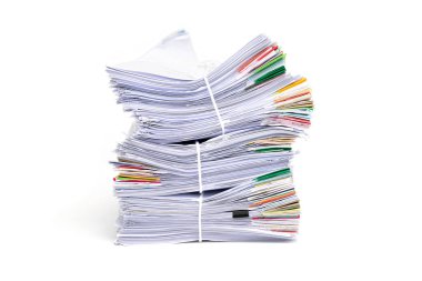 Beyaz arkaplanda izole edilmiş belge yığını.