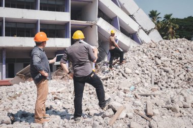 Yıkım kontrol şefi ve müteahhit binayı yıkmayı tartışıyorlar..