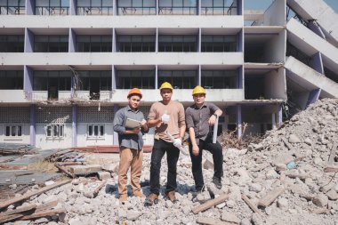 Yıkım kontrol şefi ve müteahhit binayı yıkmayı tartışıyorlar..