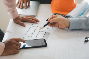 Ofiste birlikte çalışan kendine güvenen bir mimar ekibi. Sonra da masa başında yeni bir başlangıç projesi hakkında tartışıyorlar. Mimar, mühendisle ofisteki proje, mimari konsept hakkında görüştü.