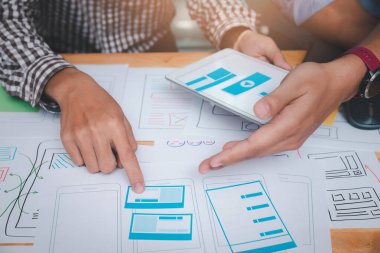 UX ya da UI tasarımcıları akıllı telefon uygulama düzeni prototip projeleri üzerinde tasarım yapıyorlar.