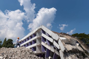 Dizüstü bilgisayarı tutan mühendis yıkımı kontrol ediyor, binayı yıkıyor..