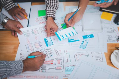 UX ya da UI tasarımcıları akıllı telefon uygulama düzeni prototip projeleri üzerinde tasarım yapıyorlar.