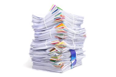 Beyaz arkaplanda izole edilmiş belge yığını.