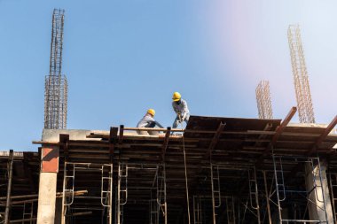 Kaçakçılık sahasında çalışan inşaat işçileri veya inşaat işçileri.