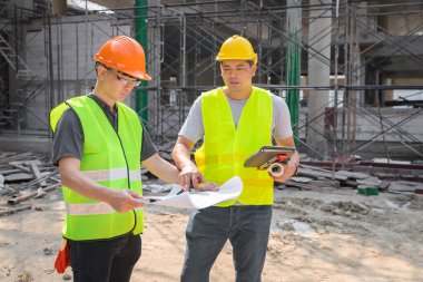 İnşaat alanında birlikte çalışan kendine güvenen bir mimar ekibi. Yeni bir başlangıç projesi hakkında tartışıyorlar. Mimar mühendisle proje hakkında konuştu. Mimari konsept.