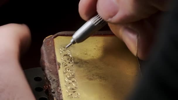 金の腕時計のブランク 手作りの時計の生産注文に彫刻彫刻の手の閉鎖 カスタム注文を見る 選択的フォーカス — ストック動画