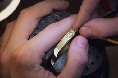 Altının üzerine oymacı elleri oyma boş saat, el yapımı saat üretim siparişi, özel sipariş, seçici odaklanma