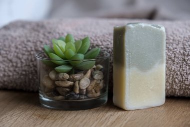 İki renkli el yapımı sabun, el yapımı sabun, zeytin sabunu, seçici odaklanma.