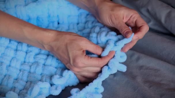 一个女人用自己的双手为她的孙子精心缝制了一条蓝色的毯子 每一条都证明了她的关心和忠诚 用手工制作的宝物创造珍贵的记忆 — 图库视频影像