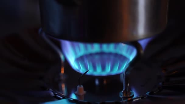 Кипятить Воду Кружке Газовой Горелке Туристов Украина Электричества — стоковое видео