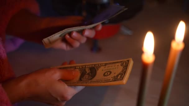 Dívka Počítá Peníze Při Svíčkách Bez Elektřiny Válka Ukrajině — Stock video