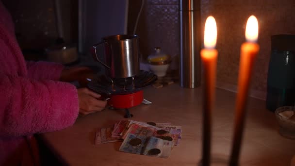 Девушка Поджигает Газовую Горелку Свечах Считает Деньги Электричества Война Украине — стоковое видео