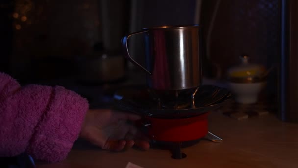 一个女孩在烛光下点燃了一个煤气炉 没有电也算数钱 乌克兰战争 — 图库视频影像