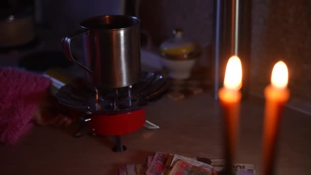 Девушка Поджигает Газовую Горелку Свечах Нагревает Воду Кружке Война Украине — стоковое видео