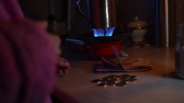 Dívka Zapálí Plynový Hořák Svitu Svíčky Počítá Peníze Bez Elektřiny — Stock video
