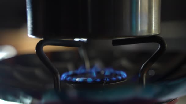 Κάψιμο Αερίου Ένα Τουριστικό Καυστήρα Αερίου Στο Τραπέζι Ουκρανία Χωρίς — Αρχείο Βίντεο