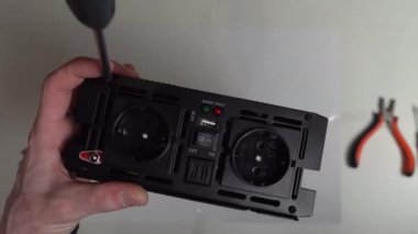 Disassemble the electrical appliance on the table. Loosen the screws with a screwdriver. Travel by trolley. Slider movement