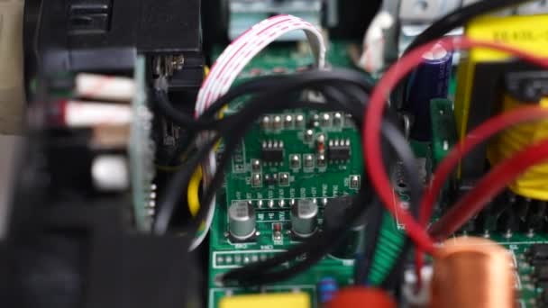 分解された電気機器のクローズアップ インバータ内のマイクロ回路を持つトランジスタ 手持ち撮影 — ストック動画
