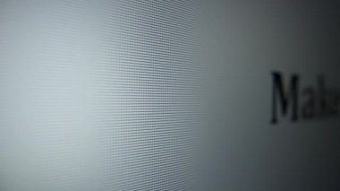 Sıkı giyindiğinden emin ol. Bir bilgisayar monitöründe metin taşınıyor