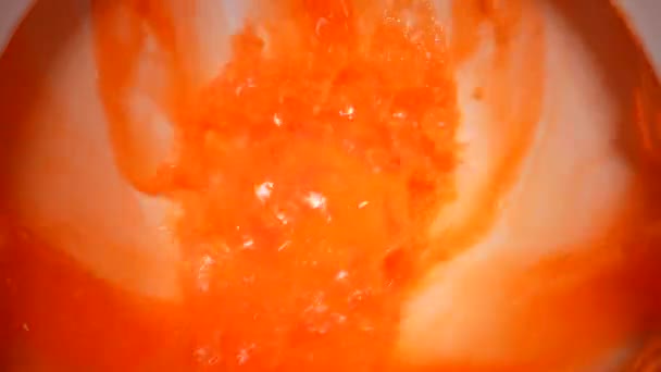 Air Merah Kotor Mengalir Toilet Putih Gerak Lambat — Stok Video