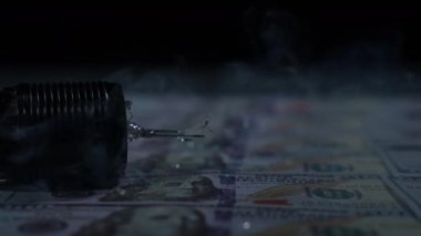 Dolar banknotlarında çekiçle parlak bir elektrik lambasını kırmak. yavaş çekim