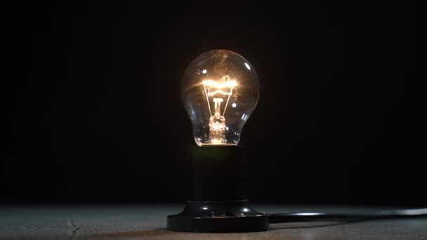 Rozbijając Świecącą Lampę Elektryczną Młotkiem Zwolniony Ruch — Wideo stockowe