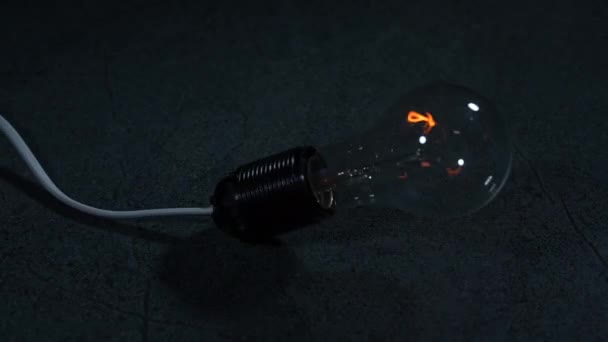 Lámpara Eléctrica Brillante Cae Suelo Rompe Cámara Lenta — Vídeos de Stock