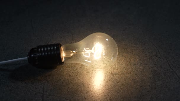 Biorą Świecącą Lampę Elektryczną Podłogi Ręką Zwolniony Ruch — Wideo stockowe