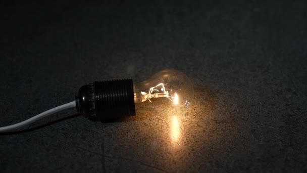 Toman Una Lámpara Eléctrica Luminosa Del Suelo Con Mano Cámara — Vídeo de stock