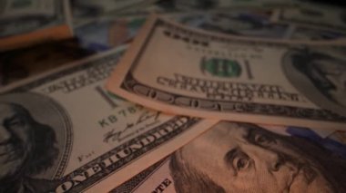 Masanın üzerinde parlayan bir lamba bulunan dolar banknotları. Dolly vurdu.