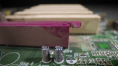 Parçalanmış bir bilgisayardan eski bir anakart. Dolly yakın plan çekti. Eski PCI ve PCI Express PCI