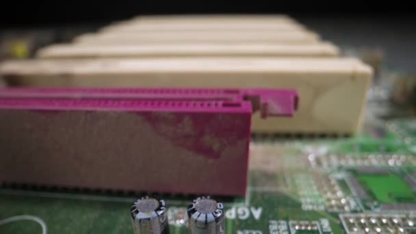 分解されたコンピュータから古いマザーボード ドリーは閉鎖を撃った 古いPciおよびPci Express Pci — ストック動画