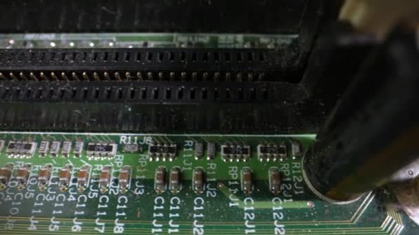 分解されたコンピュータから古いマザーボード ドリーは閉鎖を撃った 旧Ddr — ストック動画