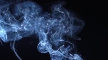 Siyah bir arka planda sigara dumanı. Yakın plan.