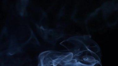 Siyah bir arka planda sigara dumanı. Yakın plan.