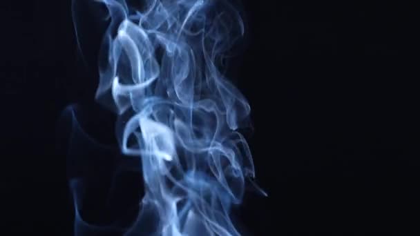 Podmuch Dymu Papierosa Czarnym Tle Zbliżenie — Wideo stockowe