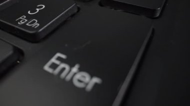 USB tapası eski siyah bir laptoptan çıkarılıyor. Yakın plan. Dolly vurdu.