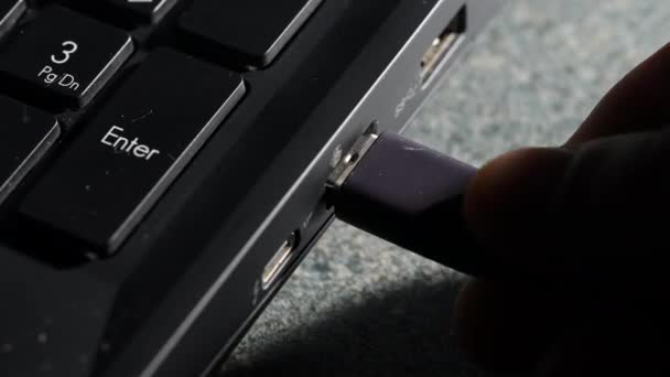 Usb Kábel Behelyezve Eltávolítva Egy Régi Fekete Laptopról Közelkép — Stock videók