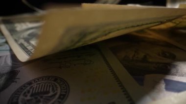 USB kablosu takıldı ve eski siyah bir laptoptan çıkarıldı. Yakın plan.