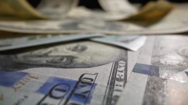 Masaya yakın plan 100 dolarlık banknotlar. Dolly vurdu.